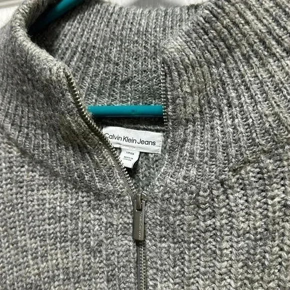 NWOT CALVIN KLEIN JEANS SLIGHTLY CROPPED GRAY CREWNECK PULLOVER SWEATER - Picture 3 of 5